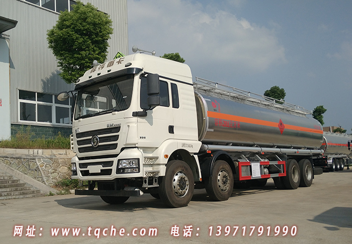 陜汽德龍新M3000前四后八鋁合金運(yùn)油車(chē)