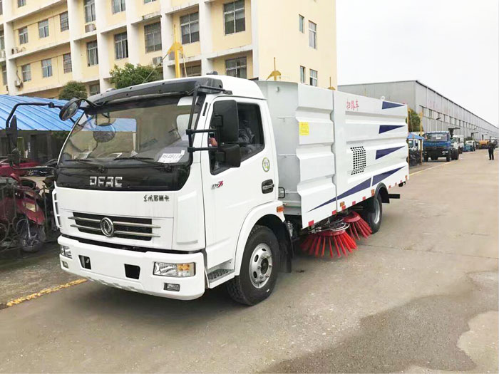 東風(fēng)3800軸距掃路車